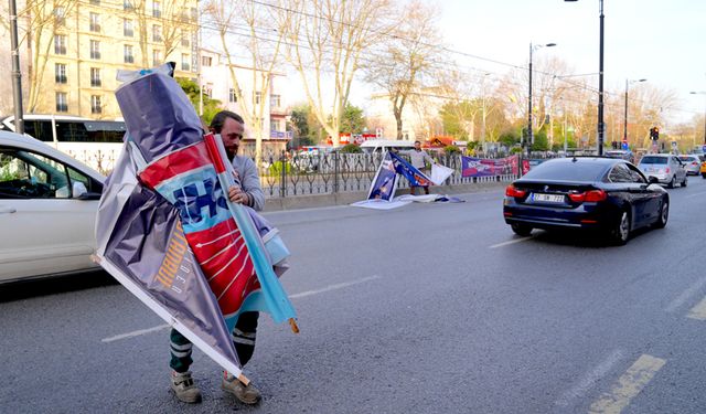 İstanbul'da siyasi partilerin pankart ve flamaları toplanmaya başlandı
