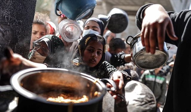 Gazze'deki hükümet: Bölgedeki kıtlık seviyesi çok arttı, havadan ulaştırılan yardımlar "faydasız"