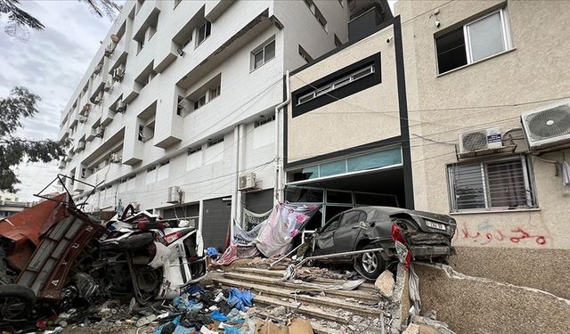 İsrail ordusu Şifa Hastanesi'nde bir binayı havaya uçurdu