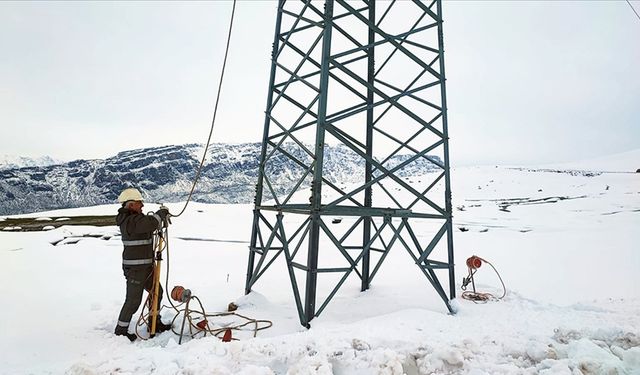 Siirt'te hava muhalefetinin neden olduğu, 12 köyü etkileyen elektrik arızası giderildi