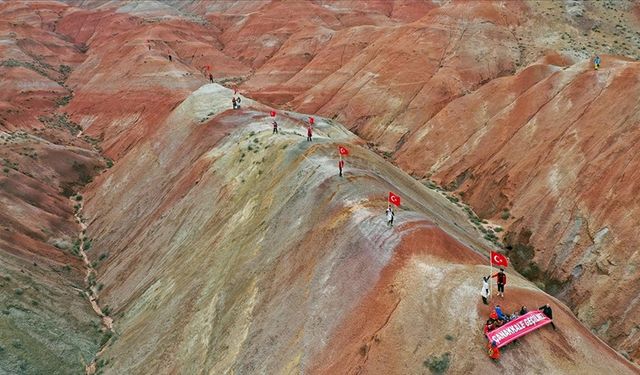 Iğdırlı dağcılar, 18 tepede 18 Türk bayrağı açarak Çanakkale şehitlerini andı
