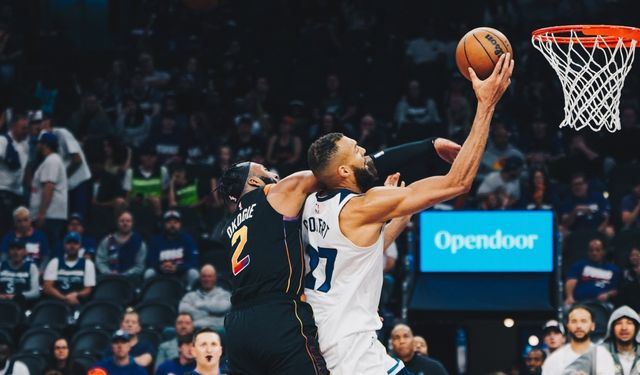 NBA play-off'larında Timberwolves, Suns'ı yenerek seriyi 3-0 yaptı