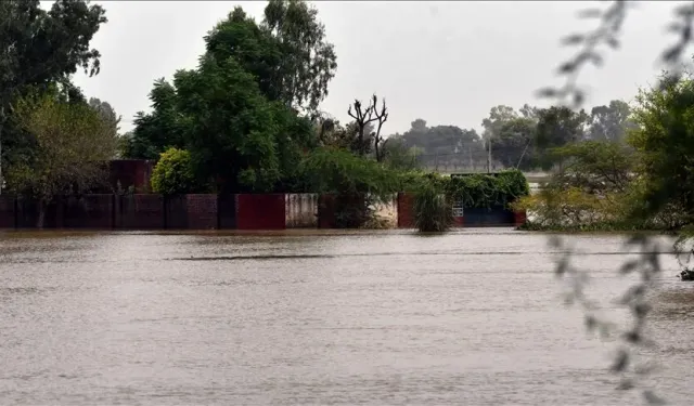 Pakistan'da şiddetli yağış ve yıldırım düşmesi sonucu ölenlerin sayısı 39'a çıktı