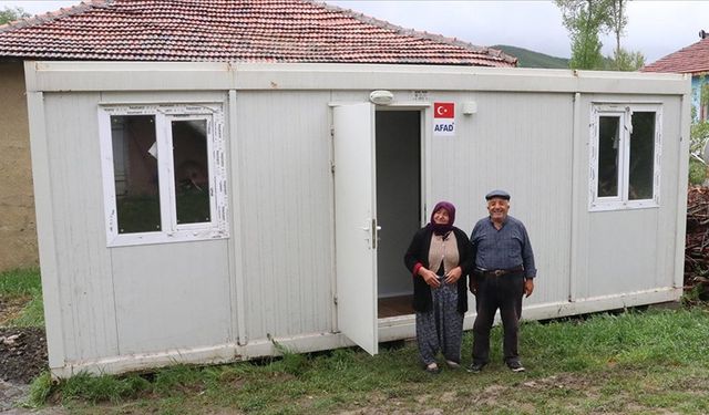 Yozgat'ta evi depremde ağır hasar gören vatandaşlar konteynerlere yerleştiriliyor