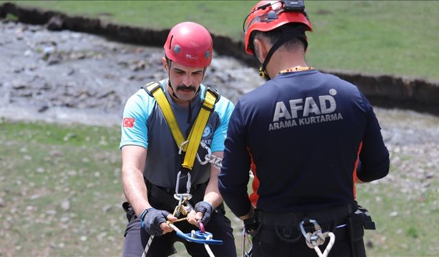 AFAD "100 bin arama kurtarma personeli" hedefiyle Kars'ta gönüllü yetiştiriyor