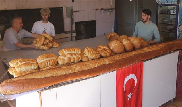 Sivas'ta 3,8 metrelik ekmek yapan fırıncı 4 metrelik ekmek üretti