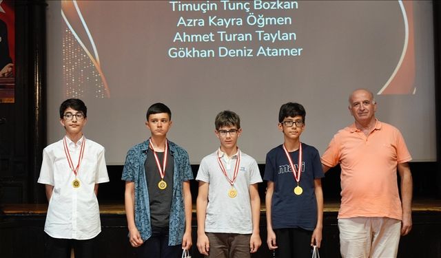 Oxford'dan kabul alan olimpiyat takımı öğrencileri matematik yarışması düzenledi