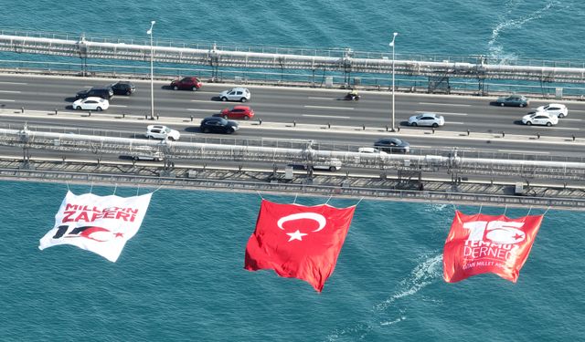 İstanbul'daki köprülere Türk bayrağı asıldı