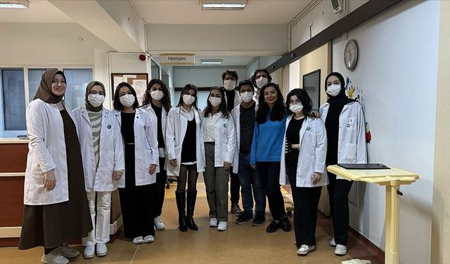 Geleceğin doktorları minik savaşçıların kalplerine dokunuyor