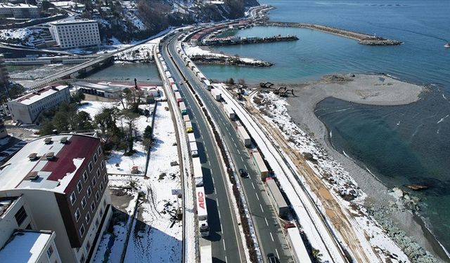 Sarp Sınır Kapısı ve Karadeniz Sahil Yolu'nda tır yoğunluğu oluştu
