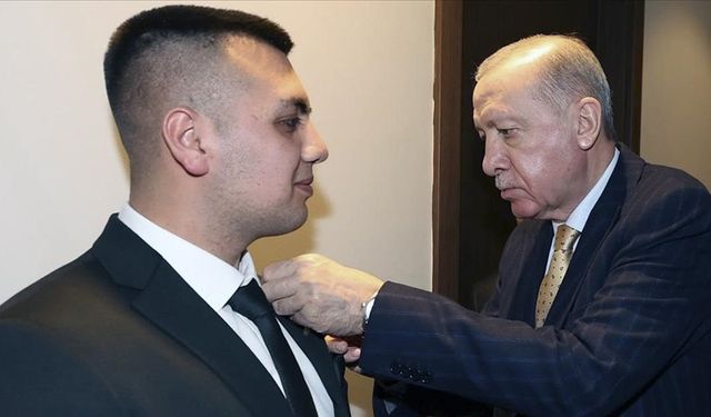 AK Parti'ye üye olan Burdurlu Recep Tayyip Erdoğan'a parti rozetini Cumhurbaşkanı Erdoğan taktı