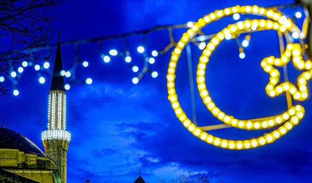Tarihi Başçarşı, ramazan ayı için "ay ve yıldız" ışıklarıyla süslendi