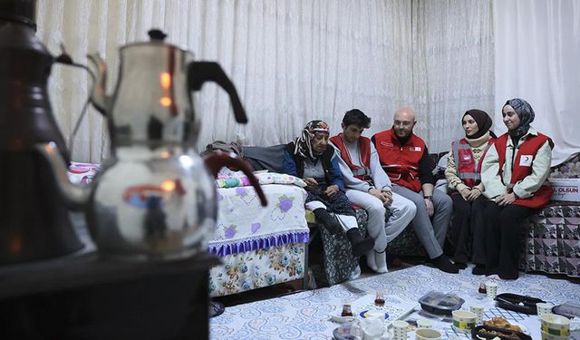 Türk Kızılay gönüllüleri yaşlı kadınların hem kapılarını hem gönüllerini çalıyor
