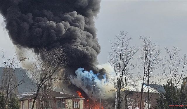 Sultanbeyli'de iş yerinde çıkan yangına müdahale ediliyor