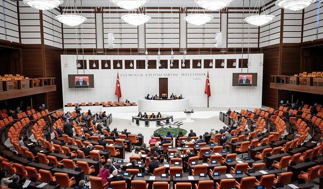 Emekli bayram ikramiyesinin 4 bin liraya yükseltilmesini içeren kanun teklifi, TBMM Genel Kurulunda kabul edildi