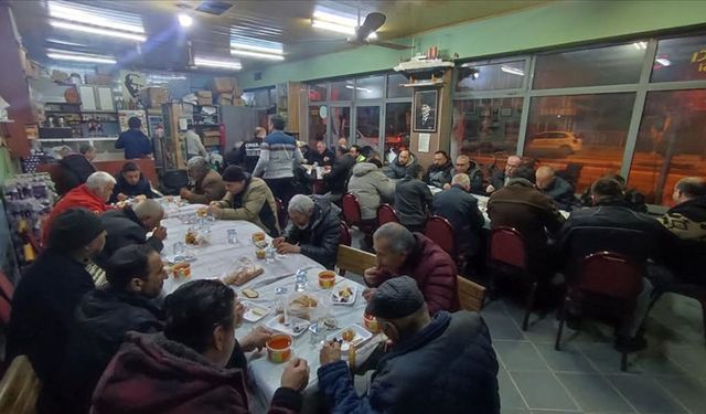 İzmir'de kahvehanede sahur geleneği 9 yıldır sürdürülüyor