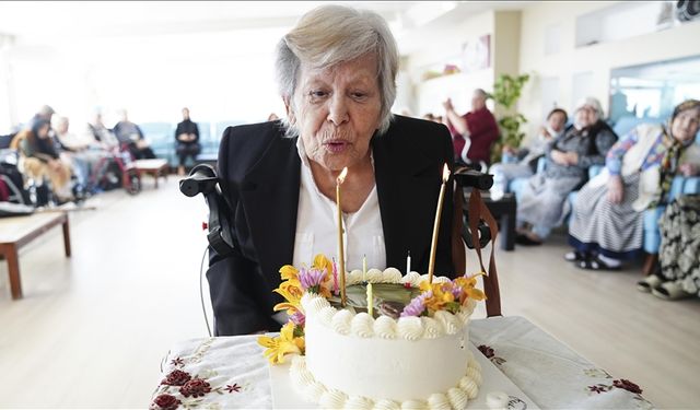 İlk doğum gününü 100. yaşında kutladı