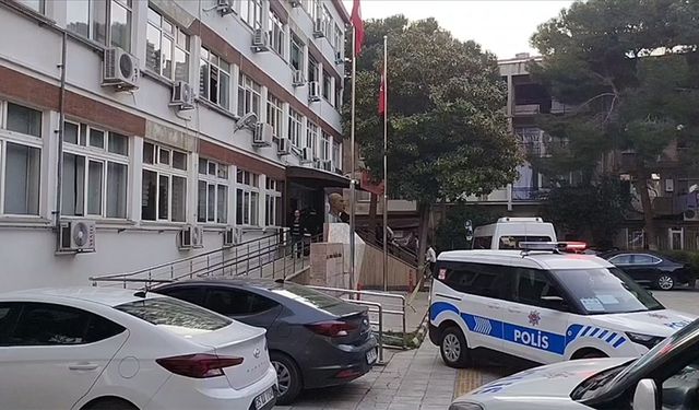 İzmir'de Kemalpaşa Belediyesine yönelik operasyonda yakalanan şüpheliler adliyede