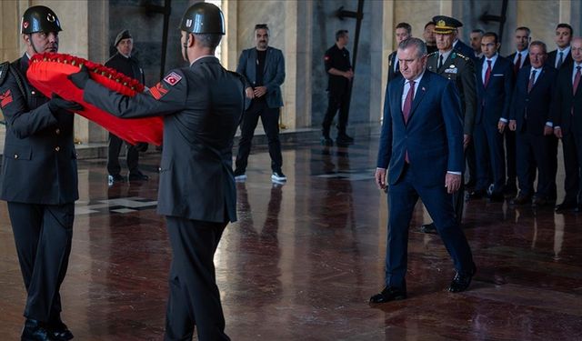Gençlik ve Spor Bakanı Bak ile beraberindeki heyet, Anıtkabir'i ziyaret etti
