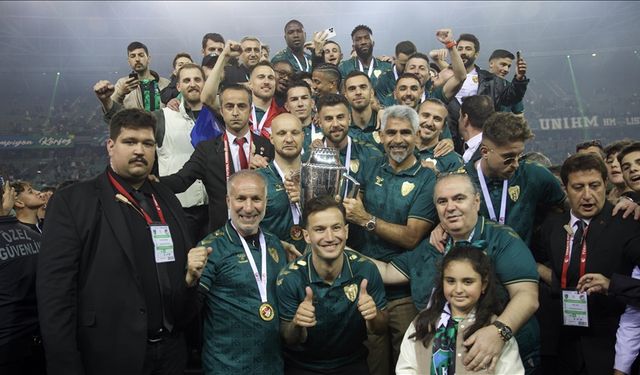 Süper Lig'e yükselen Kocaelispor kupasını aldı