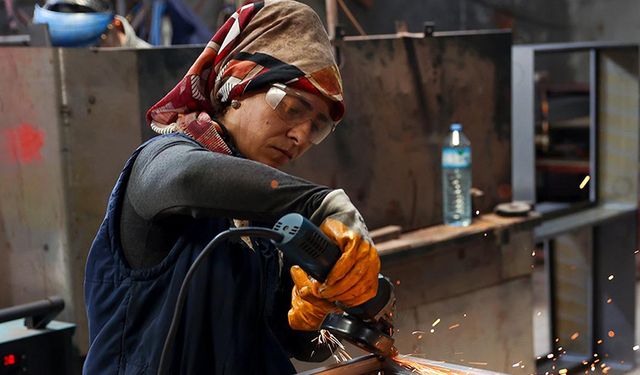 Yangın dolabı imalathanesinde kaynak ve zımpara işleri kadınlardan soruluyor