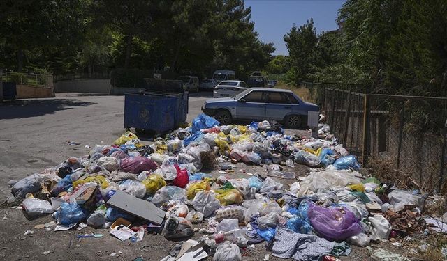 İzmir Buca'da 8 gündür süren "düzensiz maaş" eylemi nedeniyle çöp yığınları oluştu