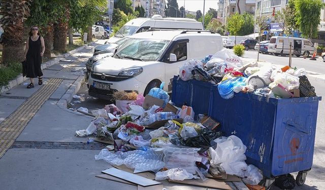 İzmir'de belediye işçilerinin iş bırakma eylemi sürüyor