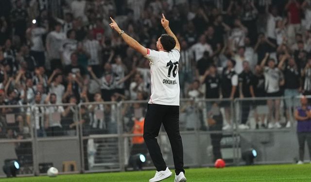 Orkun Kökçü, taraftara "üçlü" çektirdi