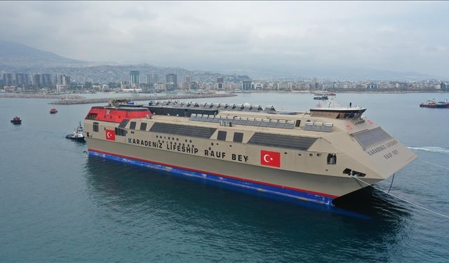 Depremzede öğrencilere okul olan gemi olası afetler için hazır bekletilecek