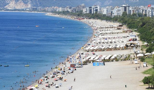 Antalya'da sıcak hava nedeniyle sahillerde yoğunluk yaşandı