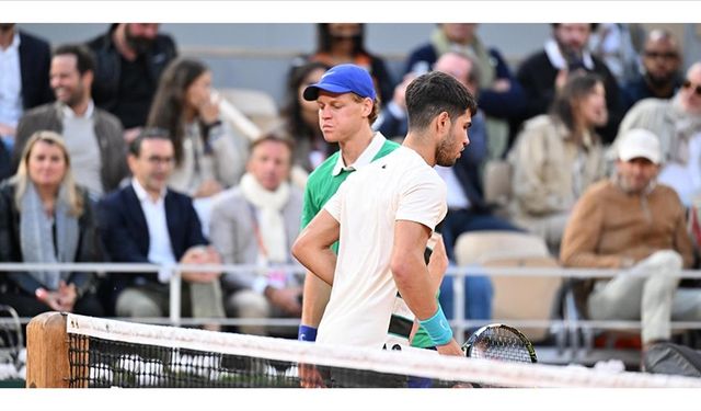 Wimbledon'da Alcaraz üst üste 3. şampiyonluk, Sinner ilk peşinde