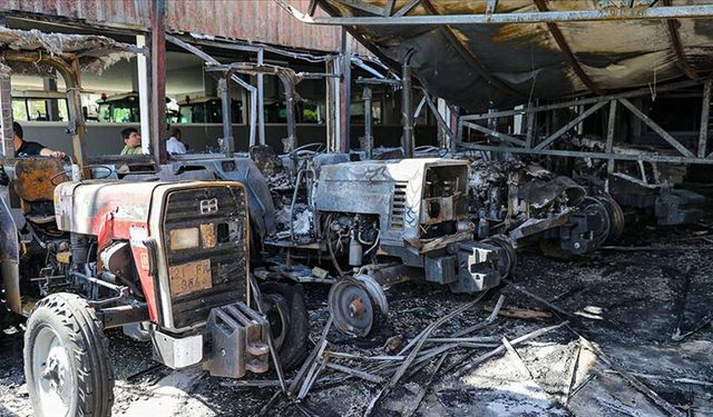 Diyarbakır'da çıkan yangında 3 iş yeri ve 19 traktör kullanılamaz hale geldi