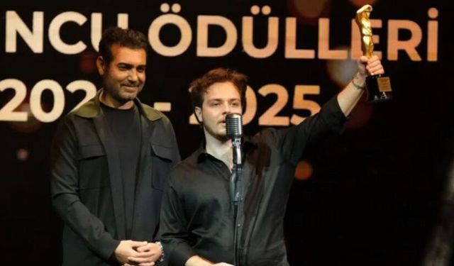Doğa Karakaş, "En Başarılı Erkek Oyuncu" ödülünü aldı