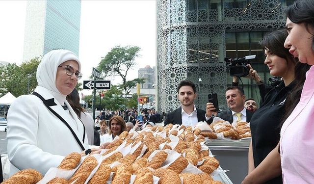 Emine Erdoğan, simit standını ziyaret etti