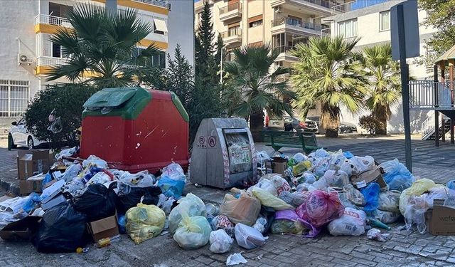 İzmir Karşıyaka'da toplanmayan çöpler tepkiye neden oluyor