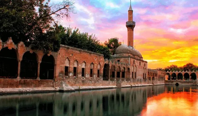 Şanlıurfa Düğünlerinde Göz Kamaştıran Gelenek: Altınlar Yarışıyor