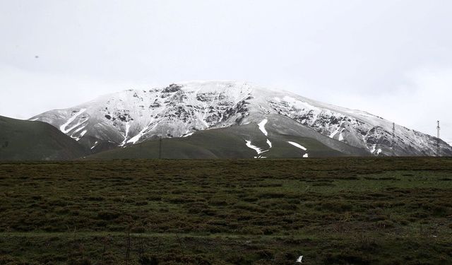 Erzurum'un yüksek kesimlerine kar yağdı