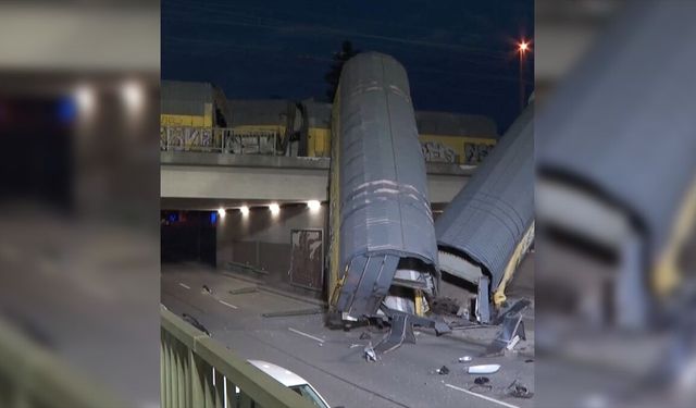 Almanya'da çarpışan yük trenlerinden 2 vagon köprüden düştü