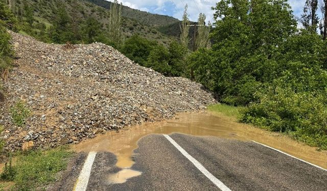 Erzurum'da heyelan nedeniyle bazı mahalle yolları ulaşıma kapandı