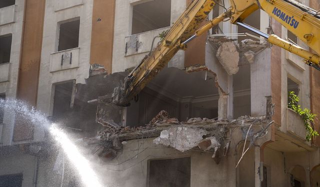 Gaziosmanpaşa'da Albayrak Sitesi'nin kentsel dönüşüm kapsamında yıkımına başlandı