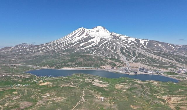 Geçen yaz kuruyan Tekir Göleti Erciyes'in kar sularıyla doldu