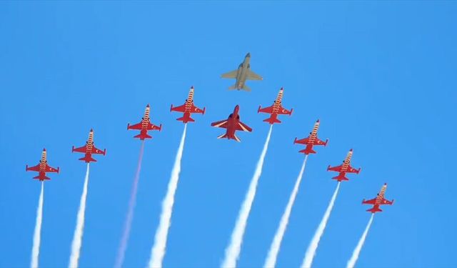 HÜRJET'ten Türk Yıldızları ile tarihi 10'lu kol uçuşu