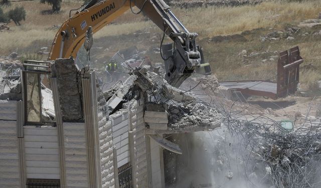 İsrail, işgal altında tuttuğu Doğu Kudüs'te Filistinlilere ait bir ev ile ticari tesisi yıktı