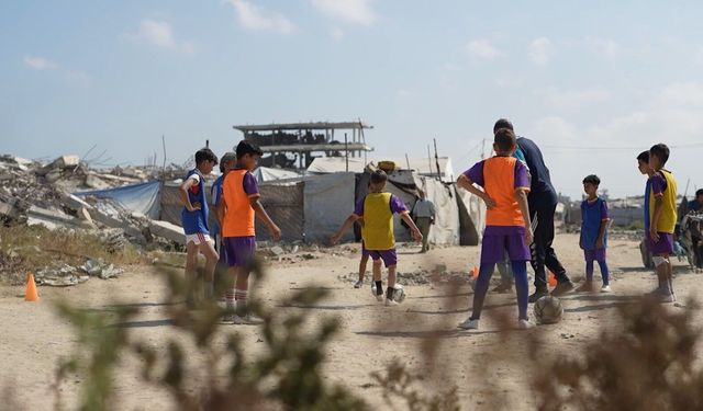 İsrail saldırılarıyla yıkılan Gazze'de futbolcular, zorluklara rağmen tutkularından vazgeçmiyor
