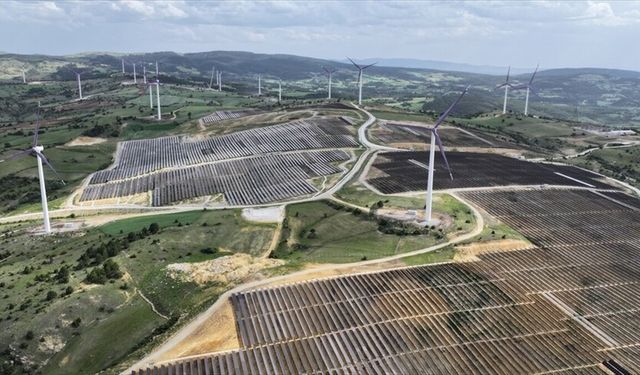Küresel yenilenebilir enerji kurulu gücü 5 teravatı aşarak 2030 hedefinin yarısına yaklaştı