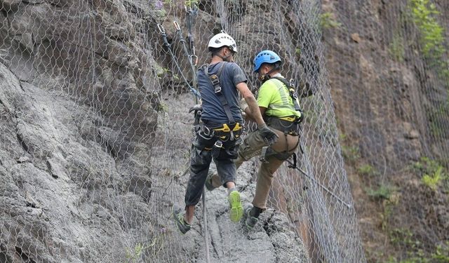 Ordu'da 'örümcek adamlar' yamaçları çelik ağlarla örüyor