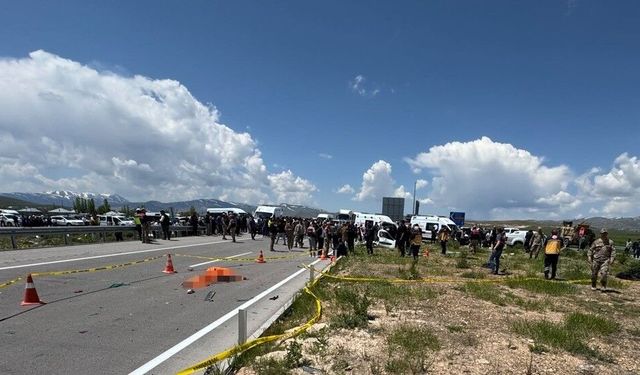 Van'da pikap ile hafif ticari aracın çarpıştığı kazada 4 kişi hayatını kaybetti, 2 kişi yaralandı