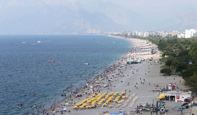 Antalya'da yüksek nem ve sıcaktan bunalanlar sahilleri doldurdu