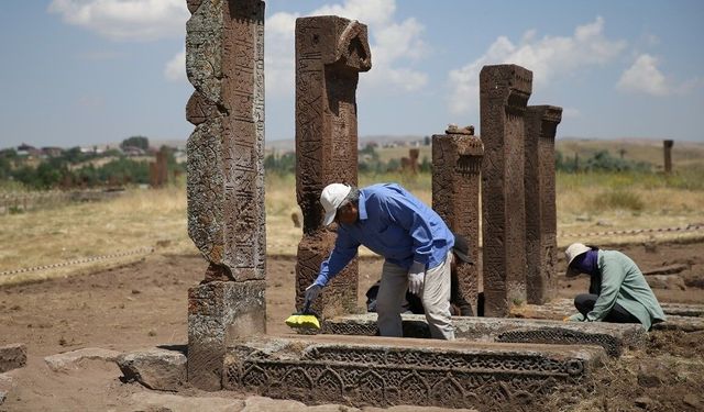 Bitlis'teki Selçuklu Meydan Mezarlığı'nda yeni mezarlar gün yüzüne çıkarıldı