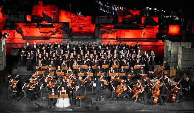 'Carmina Burana' kantatı Efes Opera ve Bale Festivali'nde sanatseverlerle buluştu